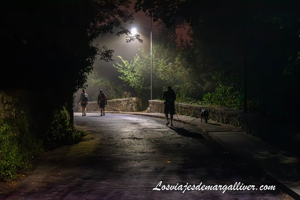 Salida de noche desde Sarria en la primera etapa del camino de Santiago Francés Salida de noche desde Sarria en la primera etapa del camino de Santiago Francés - Los viajes de Margalliver