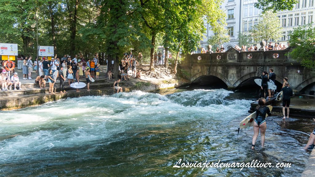 Surfeadores en los rapidos del Jardin Ingles de Munich Surfeadores en los rapidos del Jardin Ingles de Munich - Los viajes de Margalliver