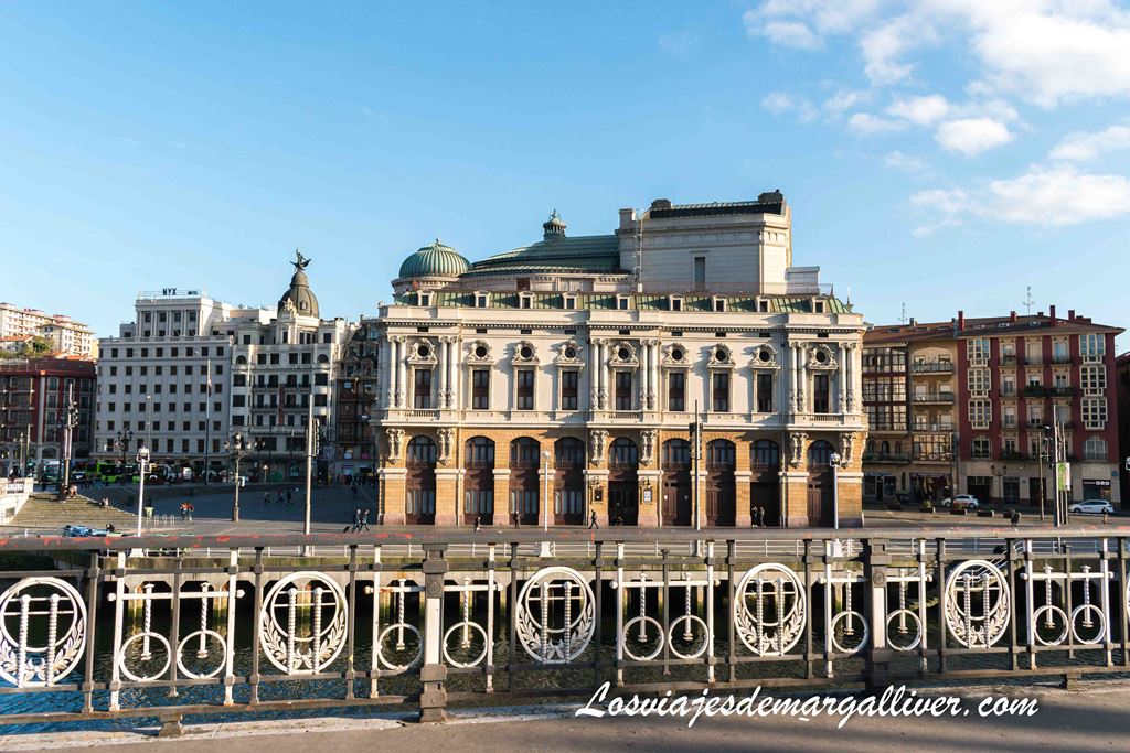 Teatro Arriaga visto desde un puente en Bilbao Teatro Arriaga visto desde un puente en Bilbao - Los viajes de Margalliver