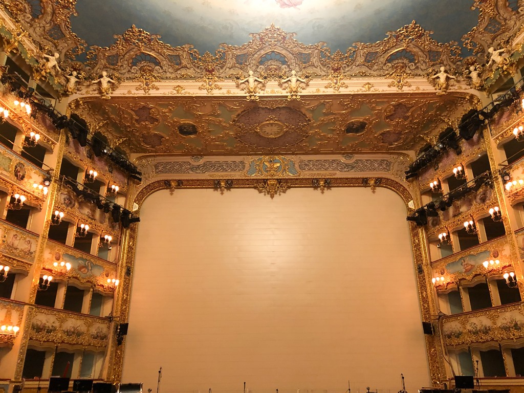 Detalle del escenario del Teatro La Fenice en Venecia Detalle del escenario del Teatro La Fenice en Venecia - Los viajes de Margalliver