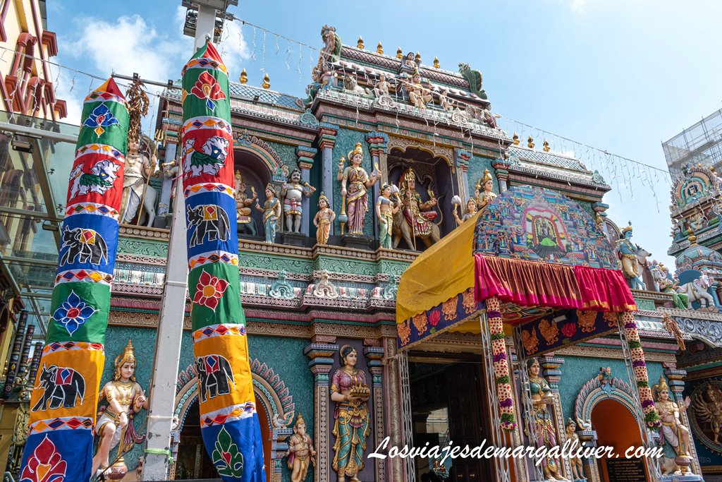 Fachada colorida del templo Sri Vadapathira Kaliamman en el barrio Little India de Singapur Fachada colorida del templo Sri Vadapathira Kaliamman en el barrio Little India de Singapur - Los viajes de Margalliver