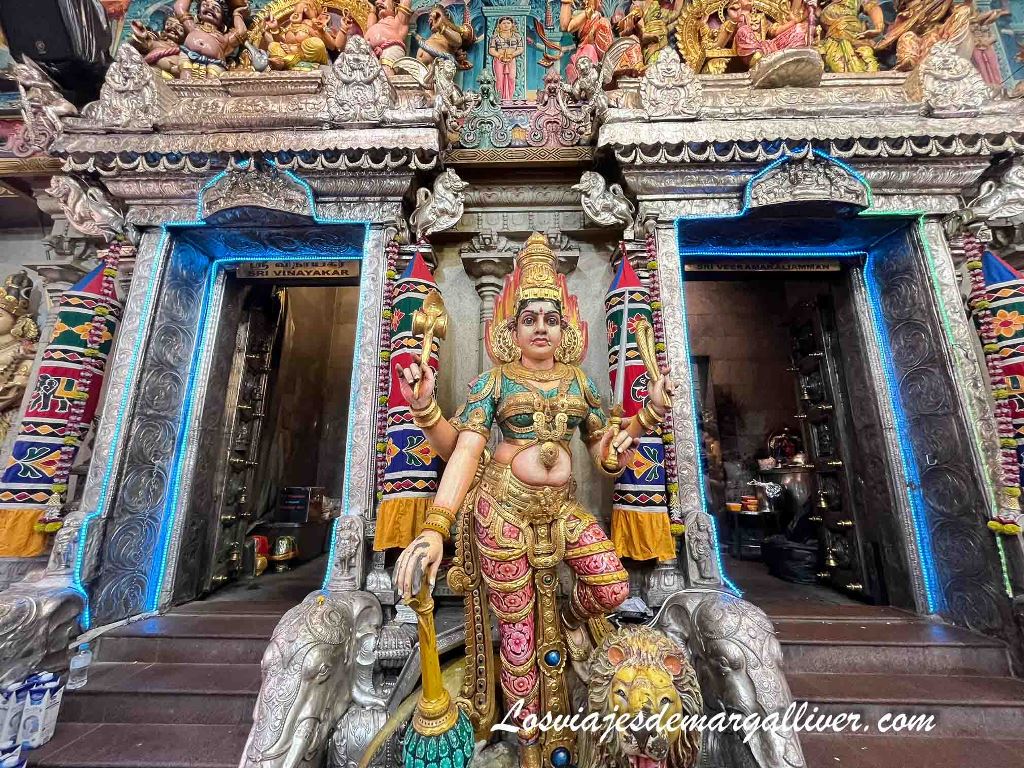 Detalle del templo hinduista Sri Veeramakaliamman en Little India de Singapur Detalle del templo hinduista Sri Veeramakaliamman en Little India de Singapur - Los viajes de Margalliver