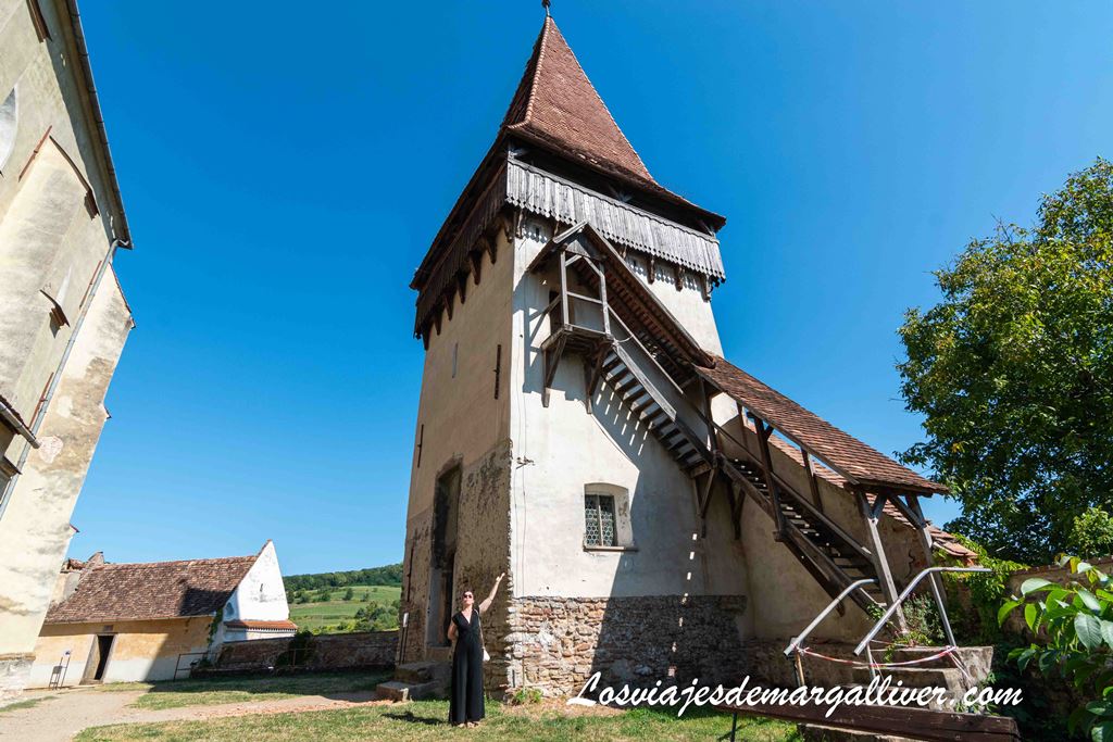 Margalliver junto a una de las torres defensivas de la iglesia fortificada de Biertan en Rumanía Margalliver junto a una de las torres defensivas de la iglesia fortificada de Biertan en Rumanía - Los viajes de Margalliver