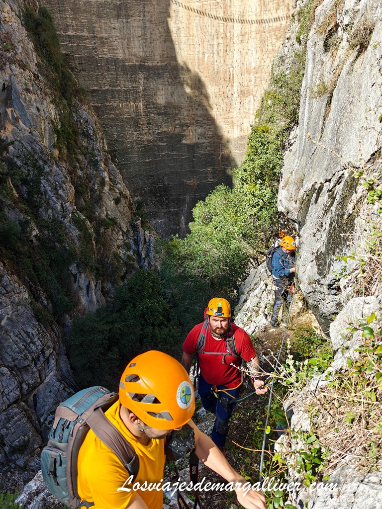 Realizando la vía Ferrata de la Presa de los Caballeros, muy cerca de Ronda Realizando la vía Ferrata de la Presa de los Caballeros, muy cerca de Ronda - Los viajes de Margalliver