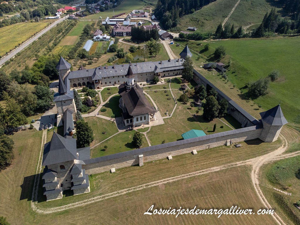 Monasterio de Sucevita a vista de dron, qué visitar en Rumanía Monasterio de Sucevita a vista de dron, qué visitar en Rumanía - Los viajes de Margalliver