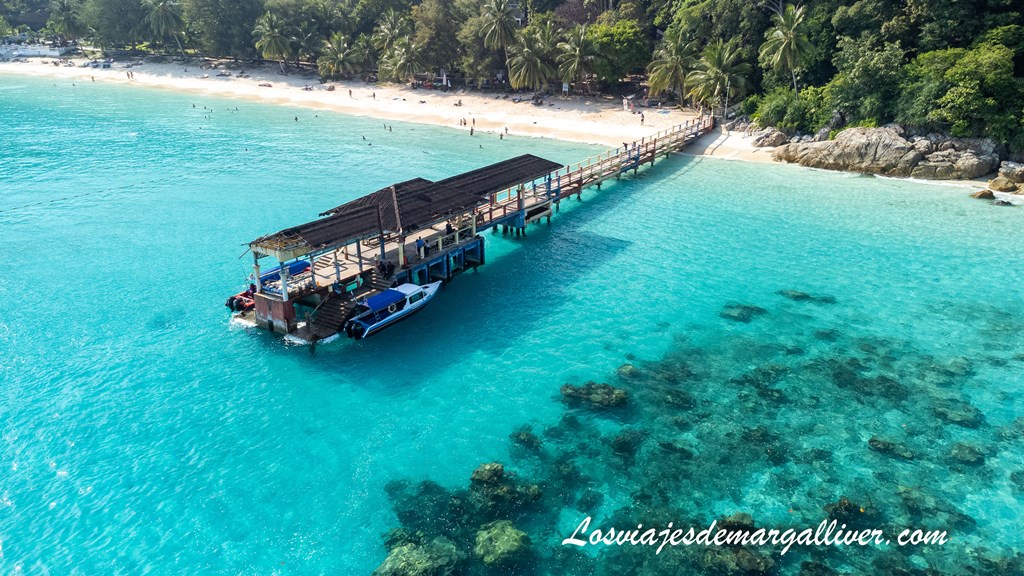Vista aerea del puerto y el agua transparente de las islas Perhentian Vista aerea del puerto y el agua transparente de las islas Perhentian - Los viajes de Margalliver