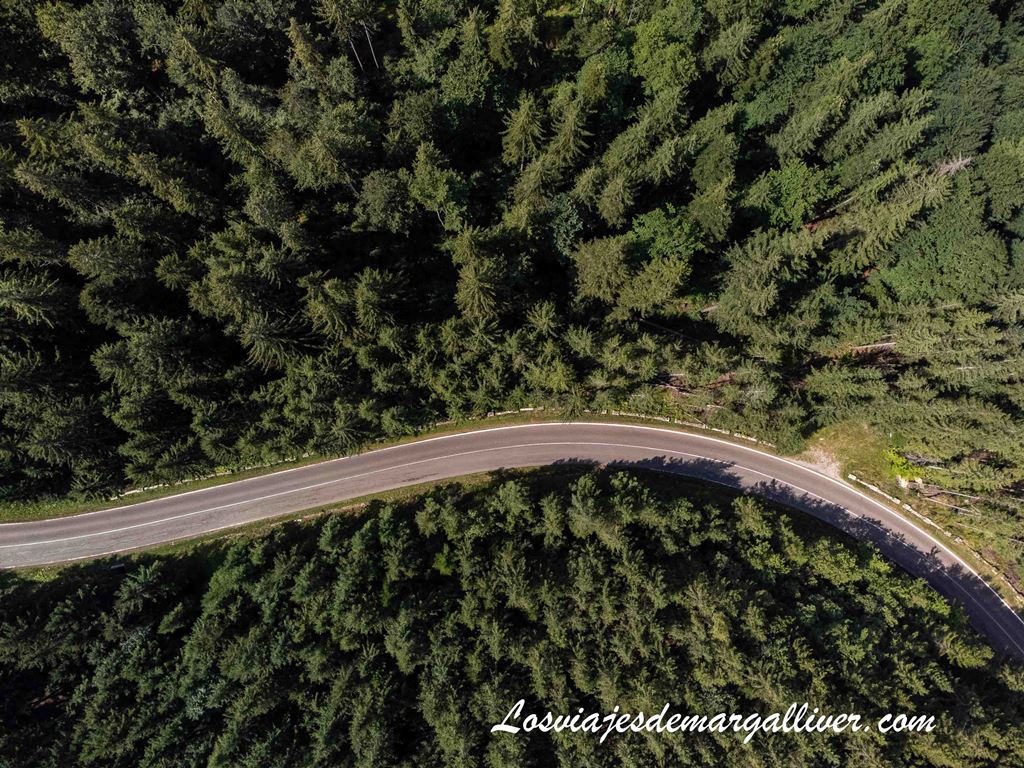 Vista aérea de una carretera de montaña en Rumanía Vista aérea de una carretera de montaña en Rumanía - Los viajes de Margalliver