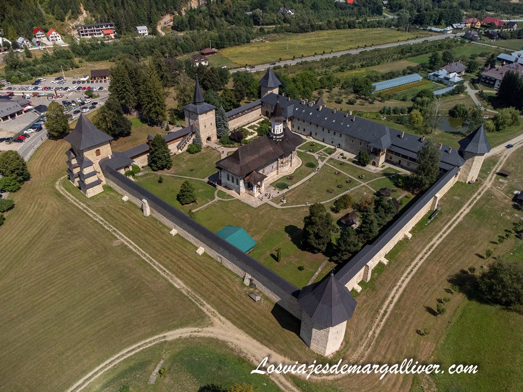 Vista aérea del monasterio de Sucevita en la región de Bucovina, Rumanía Vista aérea del monasterio de Sucevita en la región de Bucovina, Rumanía - Los viajes de Margalliver
