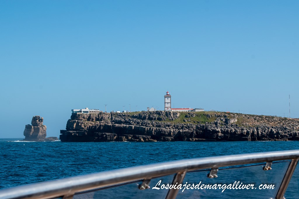 Vistas de Peniche alejándonos en el ferry con destino a las Islas Berlengas Vistas de Peniche alejándonos en el ferry con destino a las Islas Berlengas - Los viajes de Margalliver
