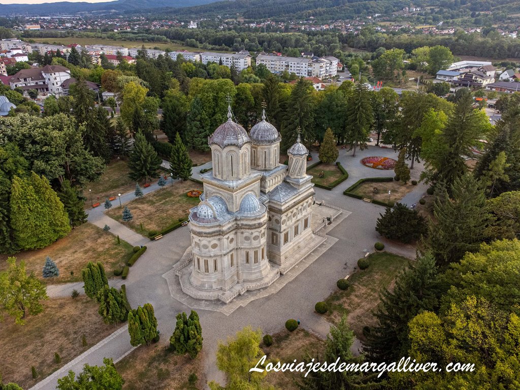 Vista aérea del Monasterio de Curtea de Arges en Rumanía - Los viajes de Margalliver