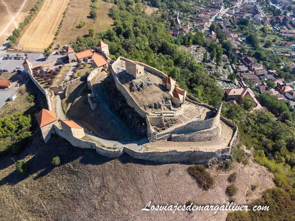 Vistas aéreas de la Rupea Citadel en Rumanía Vistas aéreas de la Rupea Citadel en Rumanía - Los viajes de Margalliver