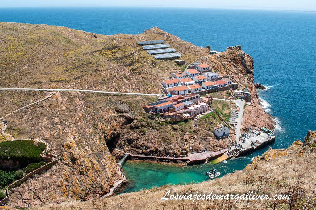 Vistas del puerto y barrio de pescadores de Berlenga Grande Vistas del puerto y barrio de pescadores de Berlenga Grande - Los viajes de Margalliver