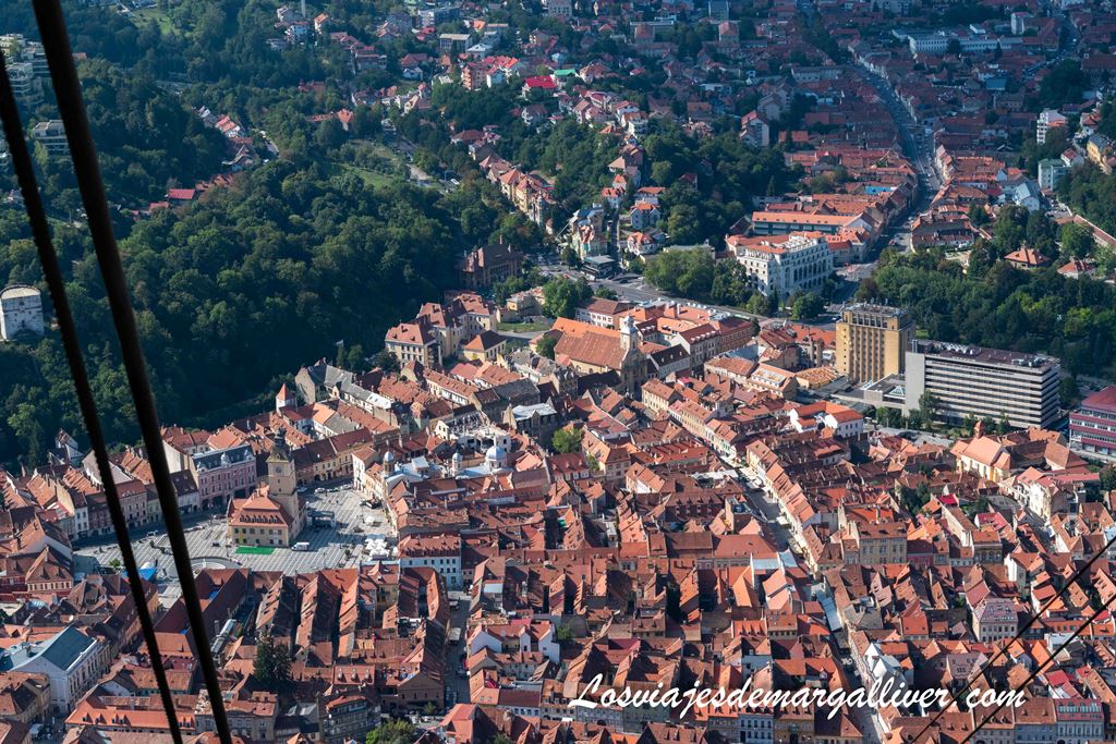 Vistas de Brasov desde el teleférico al monte Tampa en Rumanía Vistas de Brasov desde el teleférico al monte Tampa en Rumanía - Los viajes de Margalliver