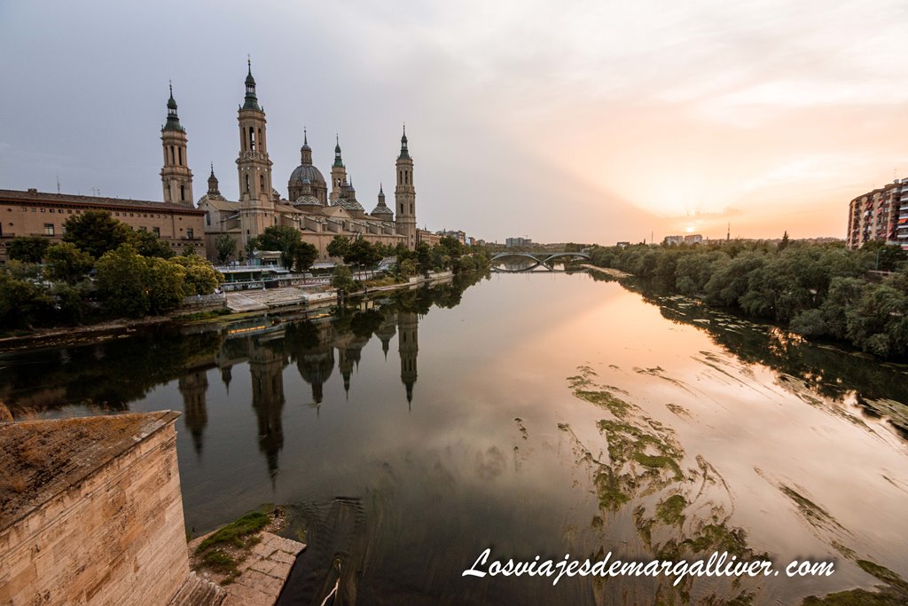 Panorámica de la Basílica del Pilar y el río Ebro al Atardecer desde el puente de piedra Panorámica de la Basílica del Pilar y el río Ebro al Atardecer desde el puente de piedra - Los viajes de Margalliver