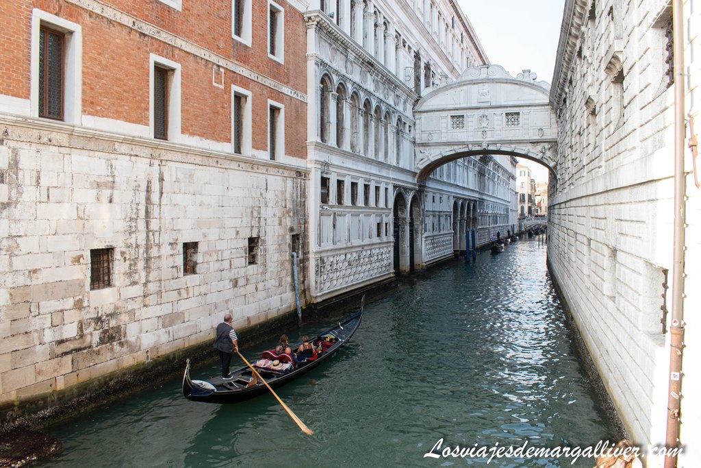 Canal que atraviesa el puente de los Suspiros en Venecia Canal que atraviesa el puente de los Suspiros en Venecia - Los viajes de Margalliver