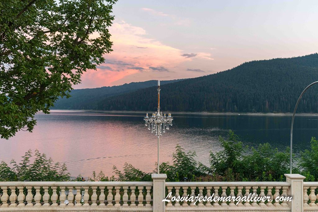 atardecer desde el hotel Grădinile Romane junto al lago Bicaz en Rumanía atardecer desde el hotel Grădinile Romane junto al lago Bicaz en Rumanía - Los viajes de Margalliver