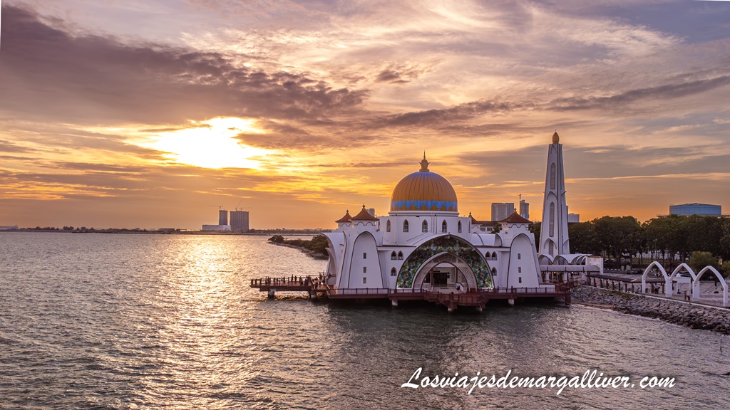 Atardecer desde la mezquita Selat Malaka, una de las más bonitas de Malasia - Ruta por Singapur y Malasia Atardecer desde la mezquita Selat Malaka, una de las más bonitas de Malasia - Los viajes de Margalliver