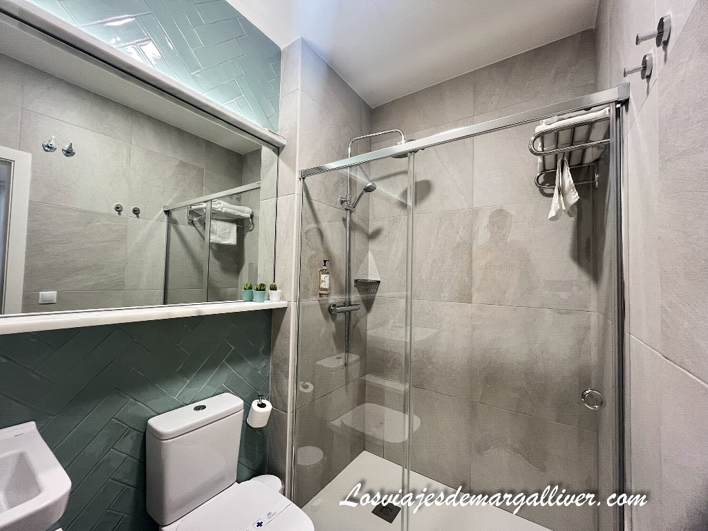 Baño de la habitación en el Hotel Alzocaire en Conil de la Frontera Baño de la habitación en el Hotel Alzocaire en Conil de la Frontera - Los viajes de Margalliver