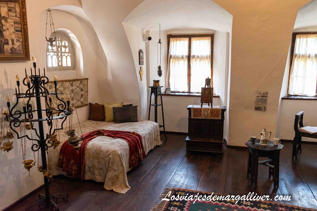 Detalle de una habitación del Castillo de Bran en Rumanía Detalle de una habitación del Castillo de Bran en Rumanía - Los viajes de Margalliver