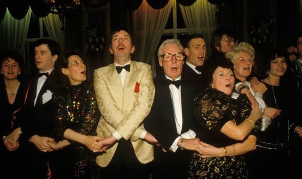 Personas cantando Auld Lang Syne en el Hogmanay de Escocia Personas cantando Auld Lang Syne en el Hogmanay de Escocia - Los viajes de Margalliver