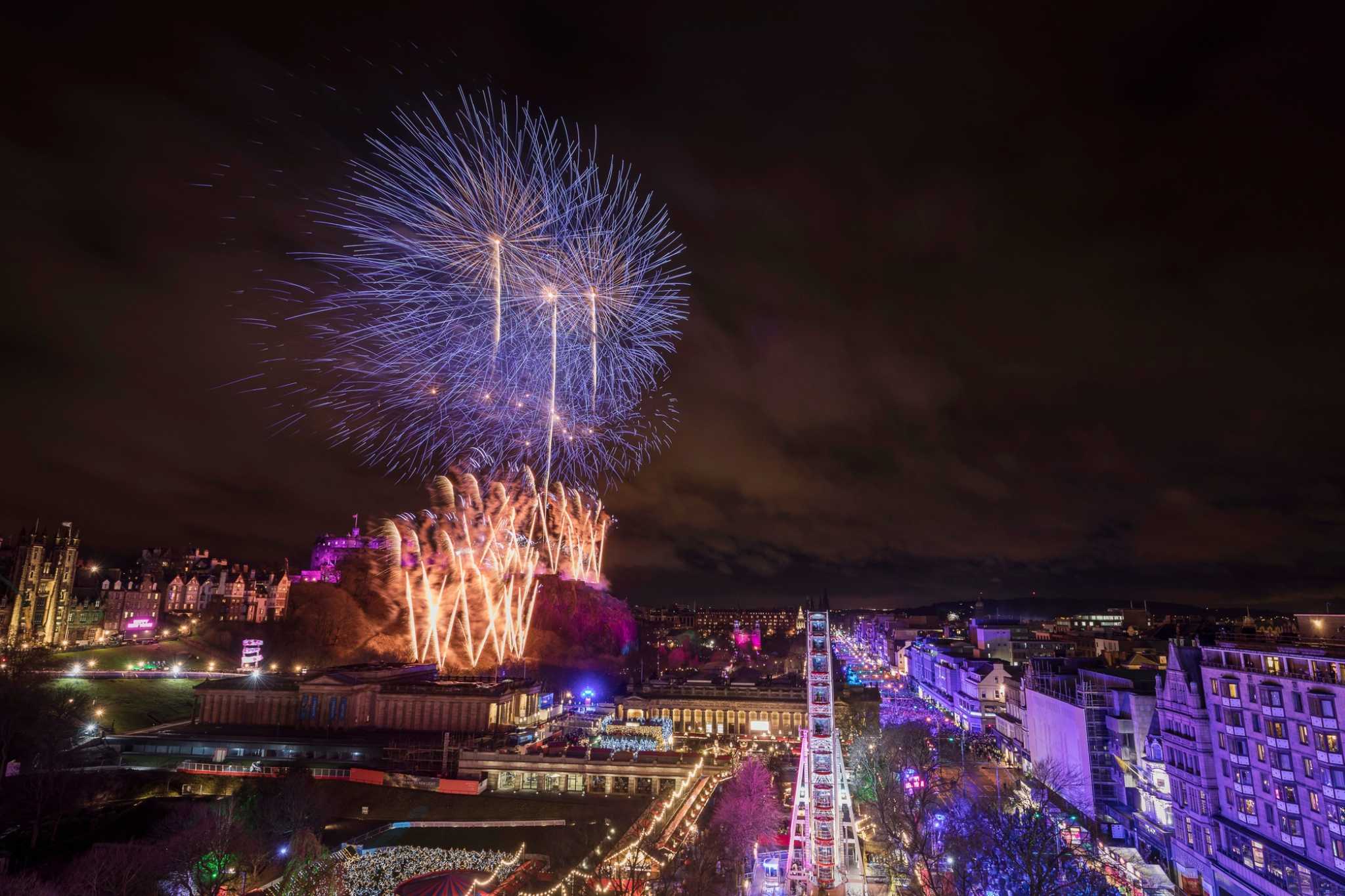 Fuegos artificiales en Edimburgo en la celebración del Hogmanay Fuegos artificiales en Edimburgo en la celebración del Hogmanay - Los viajes de Margalliver