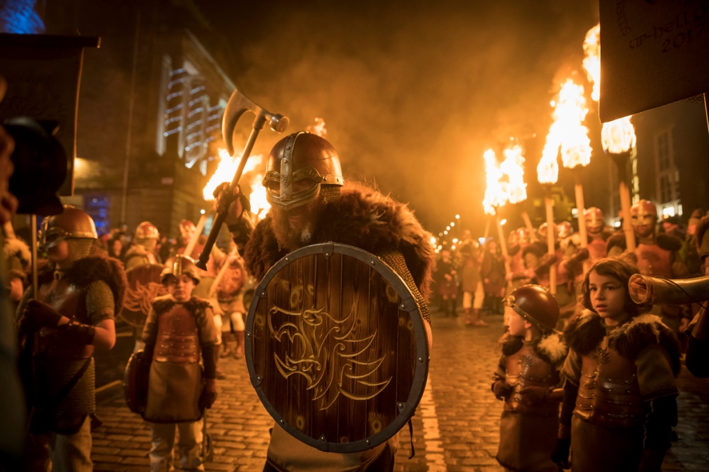 Vikingos en la fiesta de Hogmanay en Escocia Vikingos en la fiesta de Hogmanay en Escocia - Los viajes de Margalliver