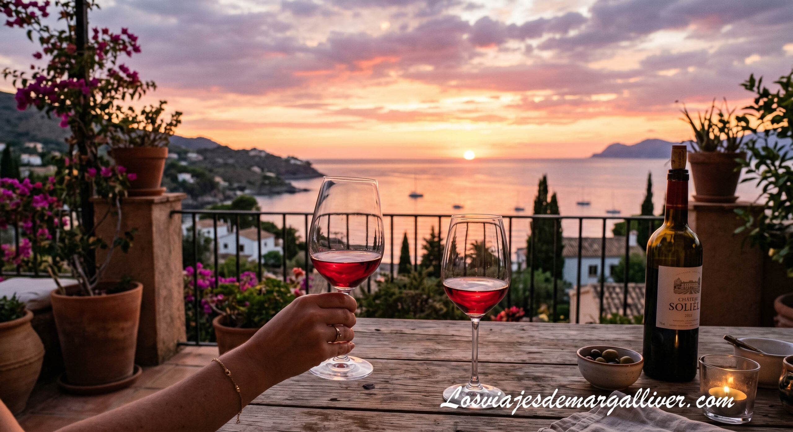 Pareja tomando una copa de vino en una terraza contemplando el atardecer Pareja tomando una copa de vino en una terraza contemplando el atardecer - Los viajes de Margalliver