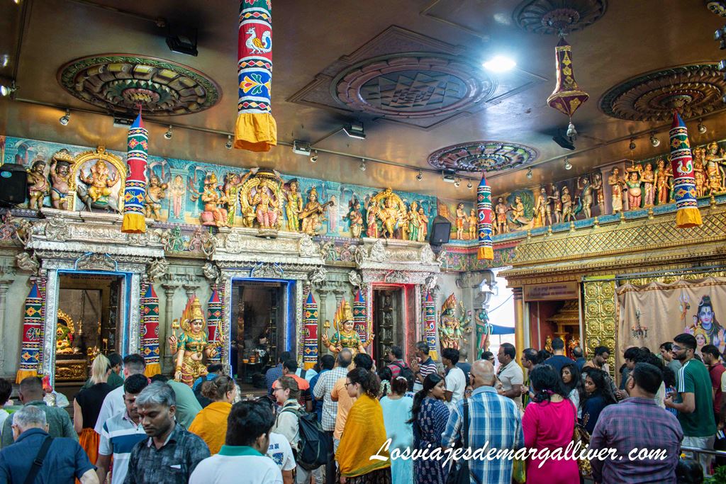 Fieles en el interior del templo hinduista Sri Veeramakaliamman en Little India de Singapur Fieles en el interior del templo hinduista Sri Veeramakaliamman en Little India de Singapur - Los viajes de Margalliver