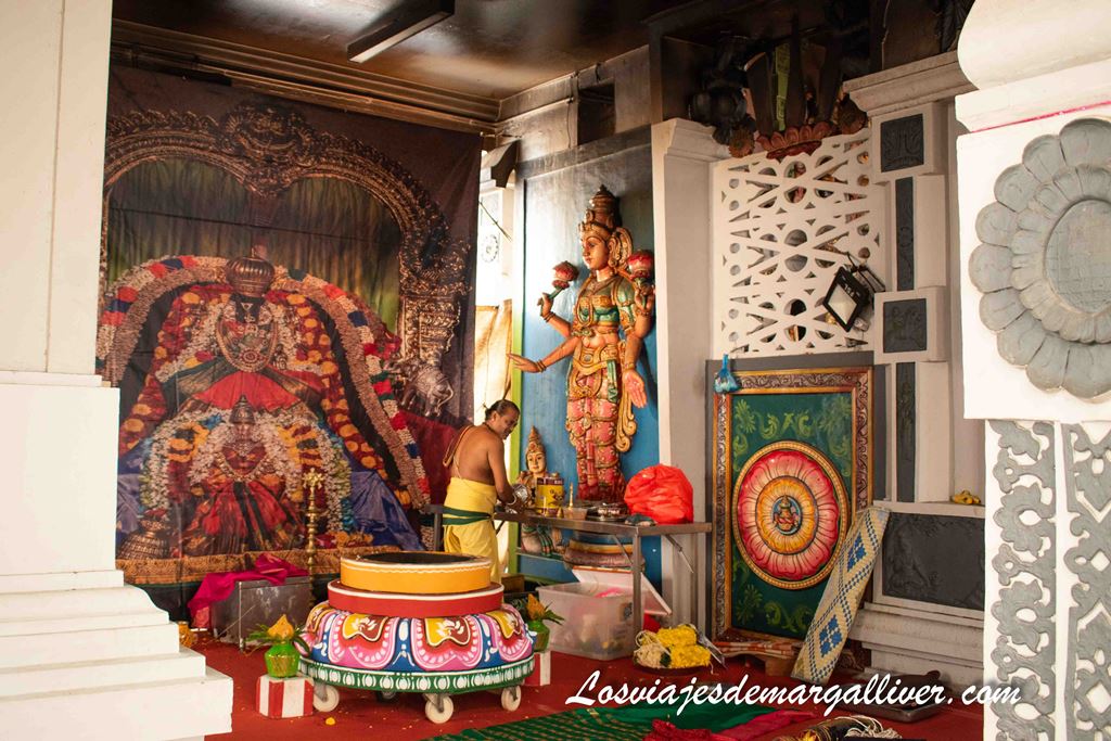 Detalle de ofrendas en el templo Sri Srinivasa Perumal en Little India, Singapur Detalle de ofrendas en el templo Sri Srinivasa Perumal en Little India, Singapur - Los viajes de Margalliver