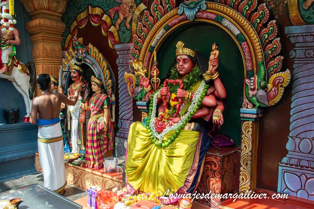 Ofrendas realizadas en el templo Sri Vadapathira Kaliamman en el barrio Little India de Singapur Ofrendas realizadas en el templo Sri Vadapathira Kaliamman en el barrio Little India de Singapur - Los viajes de Margalliver