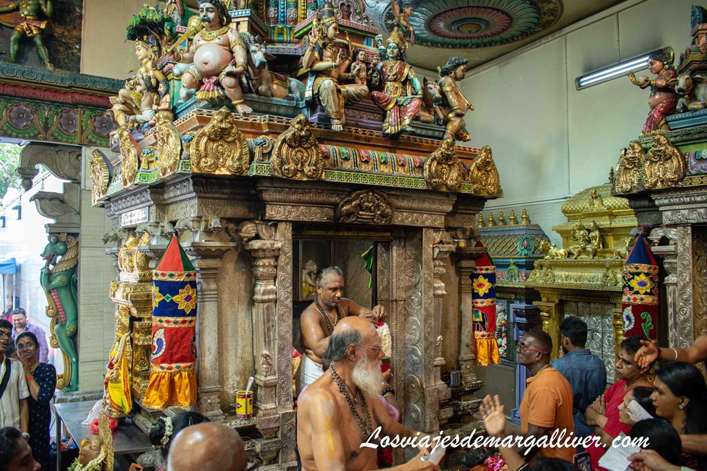 Ofrendas realizadas en el templo hinduista Sri Veeramakaliamman en el barrio Little India de Singapur Ofrendas realizadas en el templo hinduista Sri Veeramakaliamman en el barrio Little India de Singapur - Los viajes de Margalliver