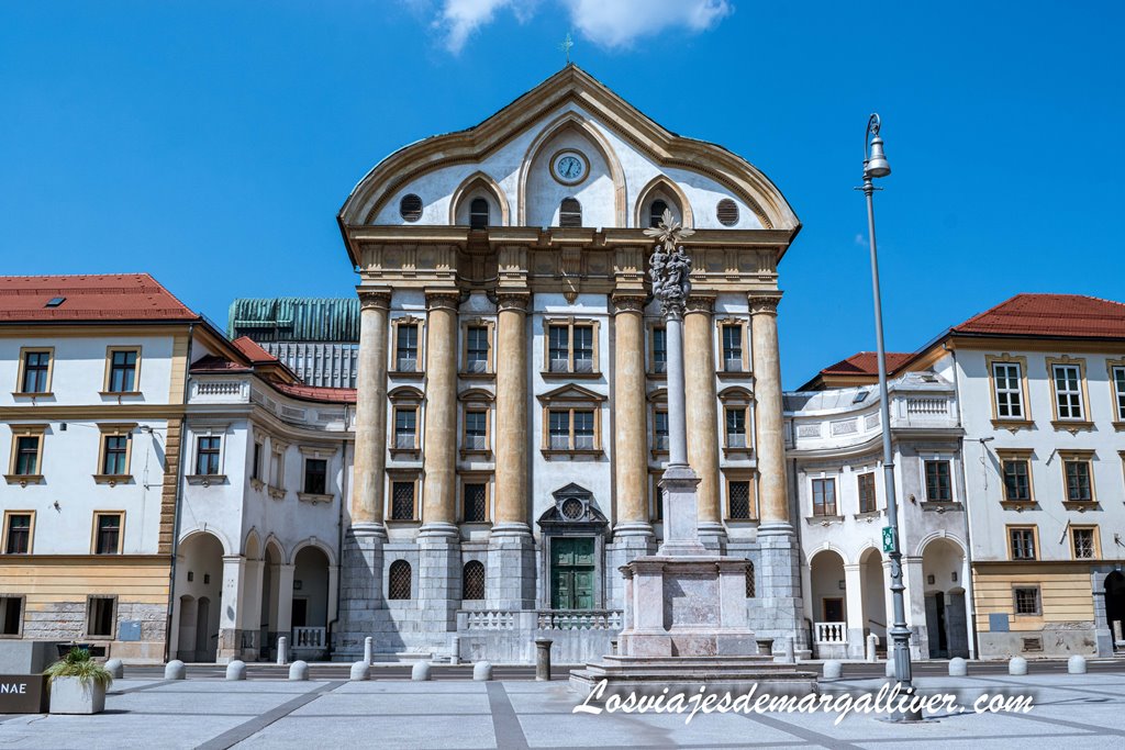 Edificio del Museo de la Escuela Eslovena en la plaza Kongresni Trg de Ljubljana Edificio del Museo de la Escuela Eslovena en la plaza Kongresni Trg de Ljubljana - Los viajes de Margalliver