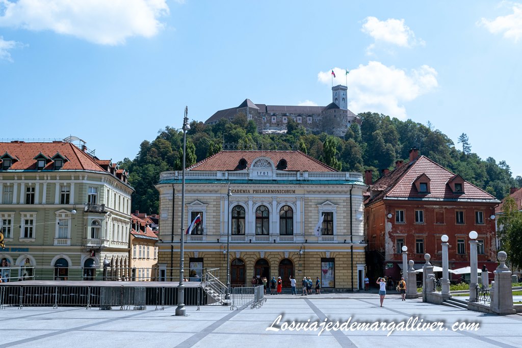 Espectacular plaza Kongresni Trg con el edificio de la filarmónica de Eslovenia Espectacular plaza Kongresni Trg con el edificio de la filarmónica de Eslovenia - Los viajes de Margalliver