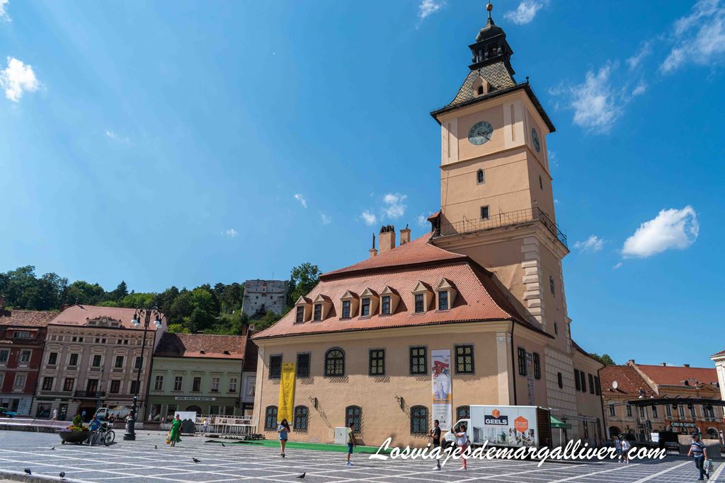 Plaza del Ayuntamiento de Brasov en la ruta en coche por Rumanía Plaza del Ayuntamiento de Brasov en la ruta en coche por Rumanía - Los viajes de Margalliver